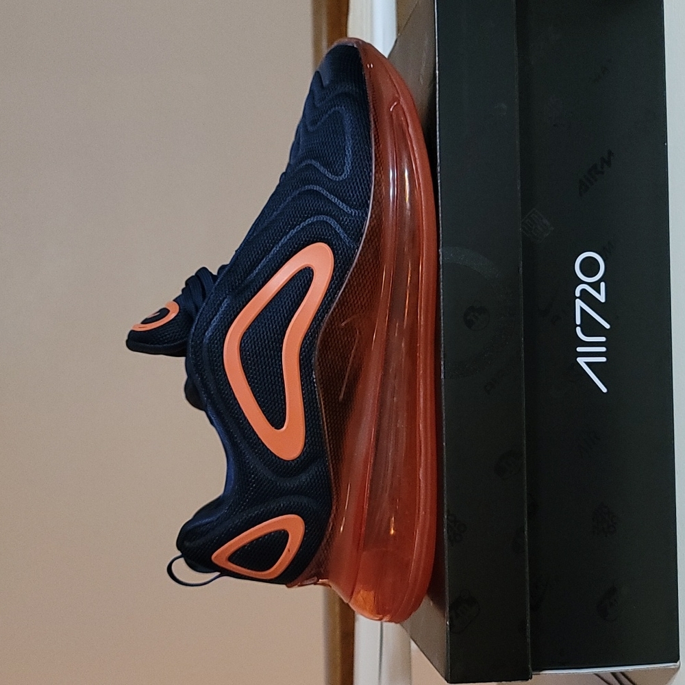 NIKE AIR MAX 720